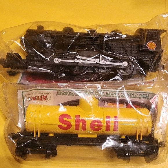 Shell Oil Train Set Die Cast 4 Pieces - New Sealed 1996 🚂🚂🚂🚂 - Picture 3 of 8